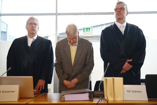 Reinhold Hanning, 94, und seine Anwälte Andreas Scharmer und Johannes Salmen. - © dpa