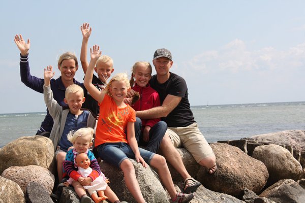 Die Familie Block beim Ostseeurlaub im Jahr 2014. Papa Peter Block hat Lea im Arm. - © Familie Block