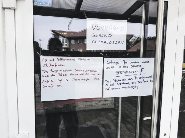 Die Hinweise am Elite-Fitnessstudio am Prozessionsweg hat die Erbengemeinschaft Jakob hinterlassen. - © Privat