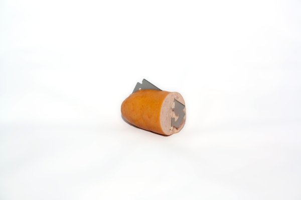 Hier ist eine Wurst mit Rasierklingen präpariert. Um was für einen Giftköder es sich in dem Fall in Blomberg handelt, hat die Polizei nicht mitgeteilt. - © Symbolbild: Pixabay