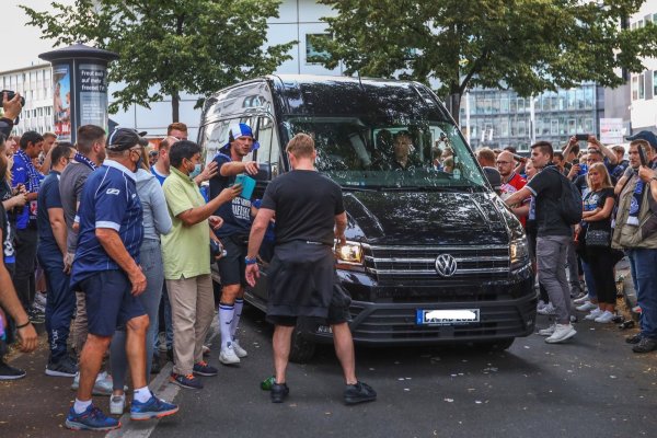 Arminia-Spieler suchten in der City nach dem Saisonabschluss am Sonntag Fan-Kontakt trotz geltender Corona-Abstandsregeln. - © Sarah Jonek