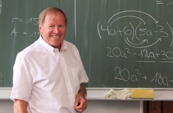 Wieder im Einsatz: Wolfgang Künkler, langjähriger Mathelehrer an der Realschule Lemgo, ist zurück. - © Axel Bürger