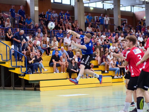 Volle Zuschauertribüne in der Halle Aspe: Marvin Anzer von der ersten Männermannschaft von Handball Bad Salzuflen schließt einen Tempogegenstoß ab. - © Jörg Hagemann