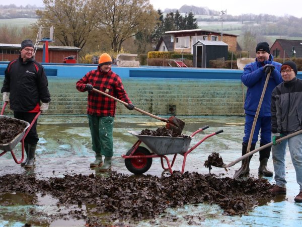 Volker Pape, Silke Krüger, Marco Pätsch und Britta Stolp (von links) reinigen das Schwimmbecken des Bad Meinberger Waldbades. Die Saisoneröffnung ist in fast allen Bädern aufgrund der aktuellen Temperaturen erst ab Mitte Mai geplant. - © Patrizia Lerch