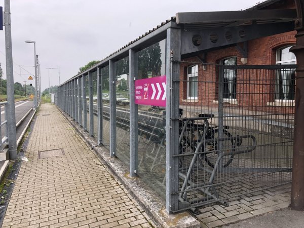 Die junge Union fordert unter anderem eine verschlossene Fahrradstation am Bad Salzufler Bahnhof, der aktuelle sei (siehe Bild) sei zu abgeschieden, außerdem käme es dort verhäuft zu Rad-Diebstählen. - © Sven Kienscherf