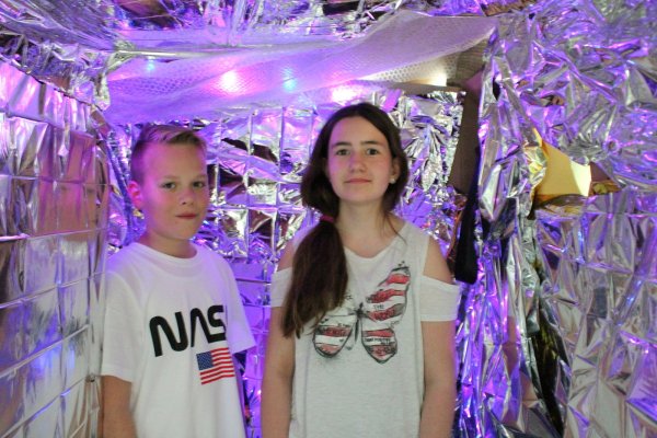 Im Raumschiff: Die Viertklässler Lasse Hagensieker (10) und Celina Düben präsentieren stolz ihr begehbares Raumschiff. Die vielen verbauten Materialen sorgen für den Weltraum-Touch - © Karolina Schmidt