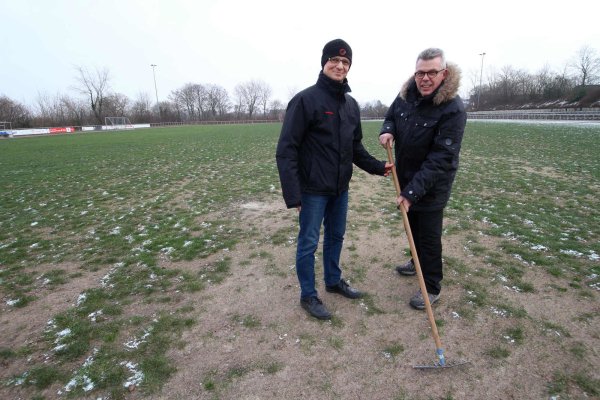 Im vergangenen Januar kündigten Bauhofleiter Andreas Glatthor (links) und der Vorsitzende des TuS Leopoldshöhe Horst Wolfmeier eine vorübergehende Reparatur des Rasenplatzes am Schul- und Sportzentrum an. - © Thomas Dohna