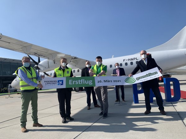 Den ersten Start der neuen Fluggesellschaft Green Airlines zelebrieren (v. l.) Flughafen-Vertriebschef Klaus Marx, Airport-Geschäftsführer Marc Cezanne, Airport-Prokurist Roland Hüser, Green-Airlines-Gründer Stefan Auwetter, Peter Framke (Green Airlines) und Flughafen-Aufsichtsratschef Manfred Müller. - © Jens Reddeker