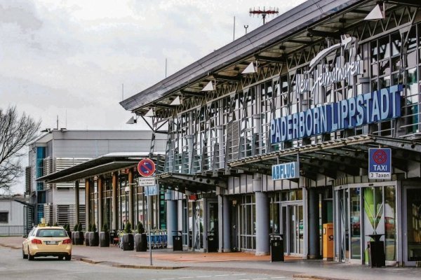 Aktuell landen wieder Lufthansa-Maschinen auf dem Flughafen Paderborn/Lippstadt. Doch die Zukunft des Airports ist derzeit ungewiss. - © Jens Reddeker