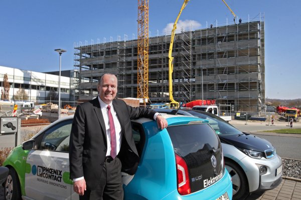 Optimismus im Frühjahr: Bei der Jahrespressekonferenz Ende März präsentierte Frank Stührenberg, Vorsitzender der Geschäftsführung, stolz den entstehenden Verwaltungsbau am Standort Blomberg. Andere geplante Investitionen liegen aufgrund der schwächelnden Weltwirtschaft derzeit auf Eis. - © Bernhard Preuss