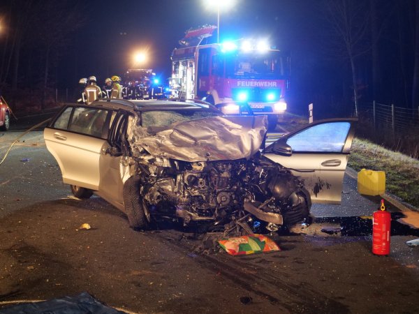 Bei einer Massenkarambolage auf der Landstraße 776 in Höhe des Flughafens Paderborn/Lippstadt wurde am Samstagabend eine Person getötet. Sechs weitere wurden verletzt, zwei von ihnen schwer. - © Ralph Meyer
