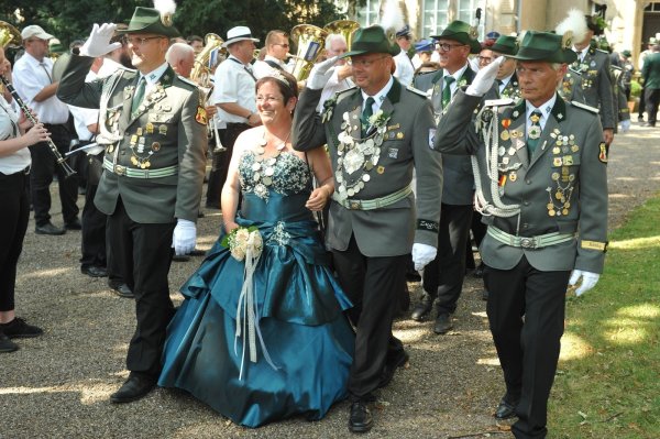 Das amtierende Königspaar Ilka und Mario Pieper präsentiert sich den Schützen auf der festlichen Parade in Barntrup. - © Nicole Ellerbrake