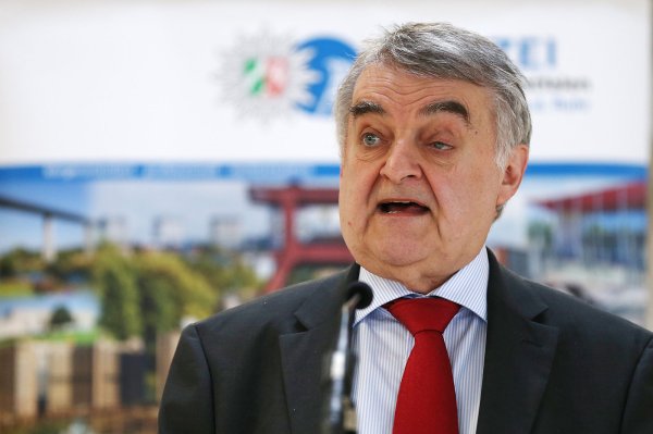 In Bedrängnis: NRW-Innenminister Herbert Reul. - © Verwendung weltweit
