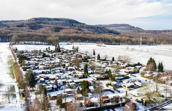 Ort des Geschehens: Blick auf den Campingplatz Eichwald in Elbrinxen, aufgenommen mit einer Drohne. Die Dorfgemeinschaft versucht, mit dem Unfassbaren klar zu kommen. Seelsorger und Schulen versuchen, dabei Hilfestellung zu geben. - © Guido Kirchner/dpa