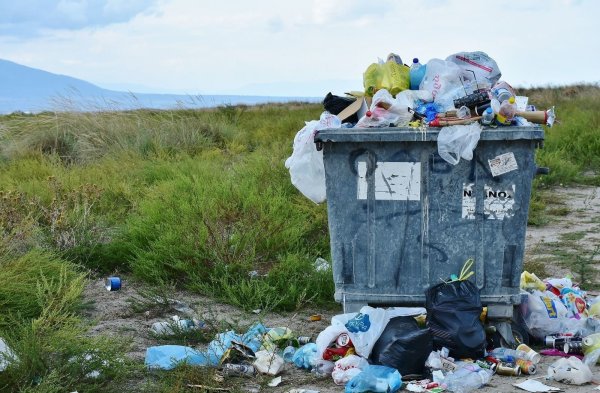 Neben statt im Eimer: Das Müllproblem auf Parkplätzen und Raststätten nimmt laut Straßen NRW zu. - © Pixabay