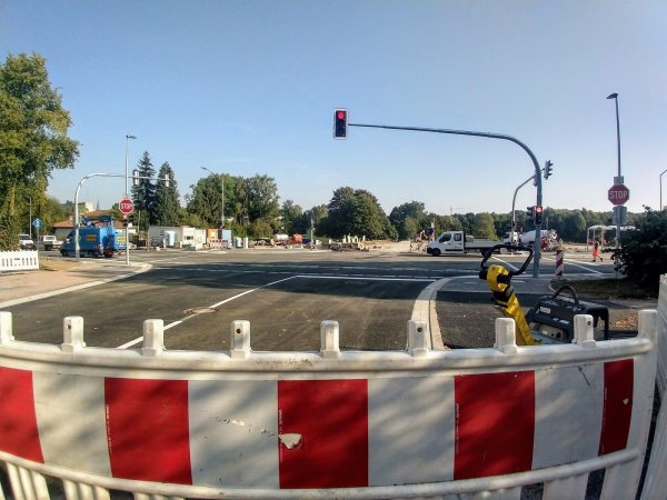 Eine Ampelschaltung regelt künftig den Verkehr der Hornschen Straße auf der Höhe des Sportplatzes. Die letzten Absperrungen sind am Dienstagnachmittag gewichen. - © Yvonne Glandien
