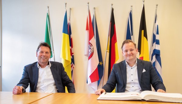 Bürgermeister Frank Hilker (links) mit Sternekoch Jan Diekjobst. - © Torben Gocke