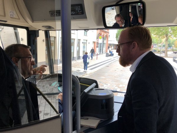 Elektrobus: Fahrer Rüdiger Felski und Stadtwerke-Geschäftsführer Volker Stammer unterhalten sich während eines Halts. - © Sven Kienscherf
