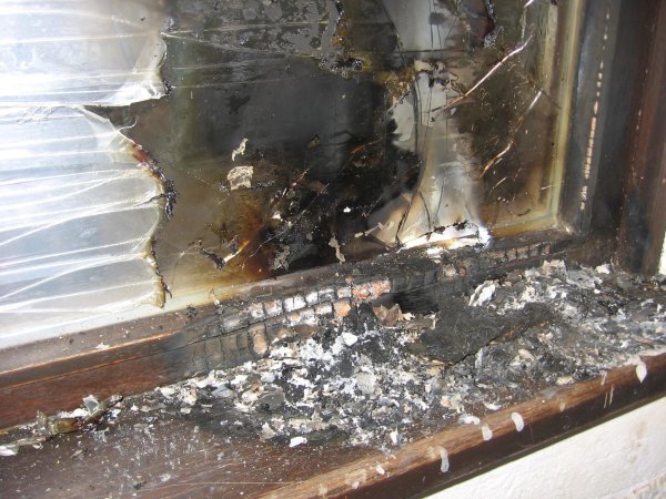 Einer der zahlreichen Schäden auf dem Schulgelände: ein vom Feuer versenktes Fenster. - © Gemeinde Kalletal