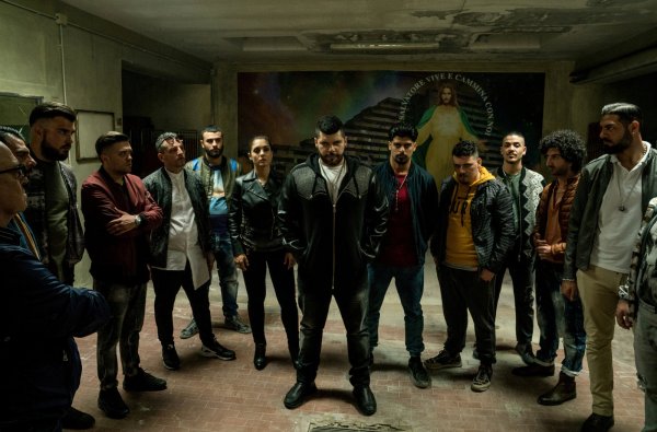 Die Serie "Gomorrah" zeigt den hierarchischen Aufstieg von Gennaro Sevastano (Bildmitte) zum Clan-Oberhaupt mit allen Facetten von Macht und Reichtum. - © Sky/Betafilm/Gianni Fiorito