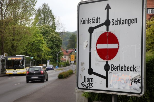 Umweg als Dauerzustand: Ein Straßenschild erläutert in Berlebeck die Ausweichroute zur gesperrten Gauseköte. - © Bernhard Preuss