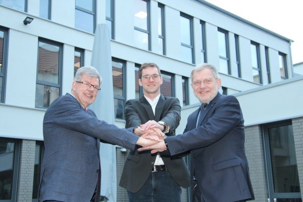 Die Bürgermeister der drei LEADER-Kommmunen, (von links) Gerhard Schemmel, Matthias Kalkreuter und Dr. Reiner Austermann am Lagenser Rathaus, möchten das Ehrenamt unterstützen. - © Cordula Gröne