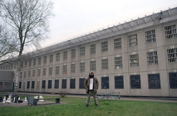 Bero wurde wegen erpresserischen Menschenraubs zu neun Jahren und acht Monaten Haft verurteilt. Bei Arte berichtet er vom Alltag in der JVA Bielefeld-Brackwede. - © DOCDAYS Productions/Till Vielrose