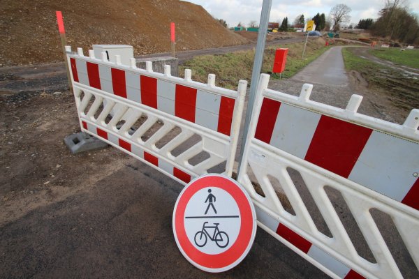 Gesperrt: Am künftigen Knotenpunkt West zwischen Barntrup und Bega an der B 66 ist bislang kein Durchkommen für Fußgänger und Radfahrer, wie diese Aufnahme aus dem Februar zeigt. - © Jens Rademacher