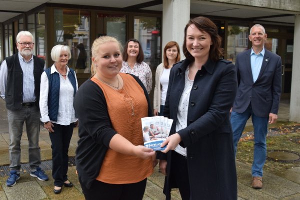 Freuen sich, eine zusätzliche Beratungsmöglichkeit zu schaffen: (vorne von links) Imke Arlitt und Vanessa Mohnke (EUTB) sowie (hinten von links) Hans-Werner Schönlau, Renate Leemreijze, Regina Busse, Caroline Giesler (Senioren- und Behindertenbeirat) und Bürgermeister Stefan Rother. - © Greta Wiedemeier