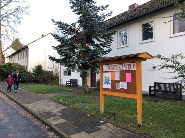 Das Nachbarschaftszentrum an der Königsberger Straße wird es auch in Zukunft geben. Die Stadt will die gemeinschaftlich genutzte Immobilie vom Bund erwerben. Viele der weiteren ehemaligen Häuser für britische Offiziere dürften künftig vermietet werden. - © Thomas Reineke
