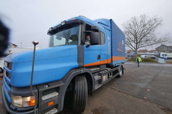 Wenn Swetlana Malzew den Fahrschul-LKW rückwärts rangiert, sichert Fahrlehrer Sergej Semibratov den Fahrweg nach hinten ab. - © Jost Wolf