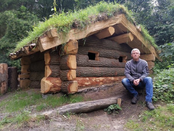 Christian Schürmann hat den Schweinestall aus dicken Stämmen gebaut. Die massive Bauweise ist notwendig, weil Schweine neugierig und hartnäckig sind. Das Dach besteht aus Grassoden.  - © Karl Banghard