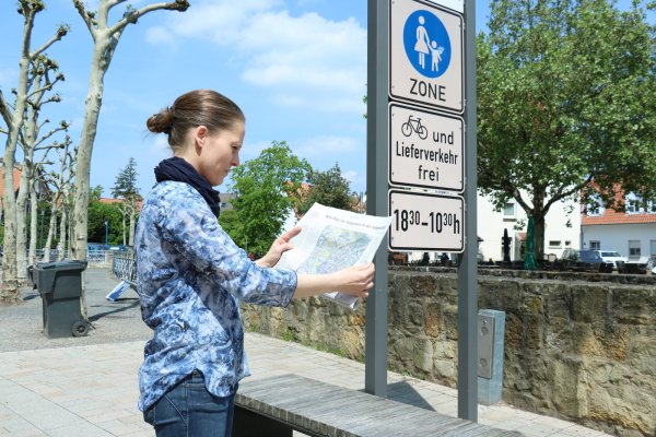 Katrin Aleksander-Jungilligens von KJ Fashion an der Steege liest den LZ-Artikel zum Verkehrsversuch. Die meisten Einzelhändler haben erst darüber überhaupt von dem Projekt erfahren. - © Alexandra Schaller