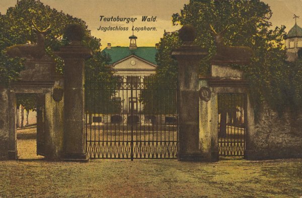 Eine alte Postkarte zeigt Schloss Lopshorn, wie es früher einmal aussah. Heute erinnert nur noch ein Gedenkstein auf dem Truppenübungsplatz an das Gestüt. - © Wikimedia