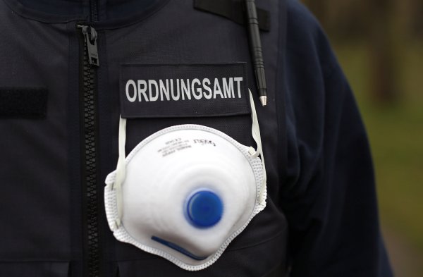 Das Ordnungsamt war unterwegs in Sachen Corona und Tönnies, als ein Mitarbeiter des Amtes bei einem Hausbesuch ein dringendes Bedürfnis verspürte. - © picture alliance / Symbolbild