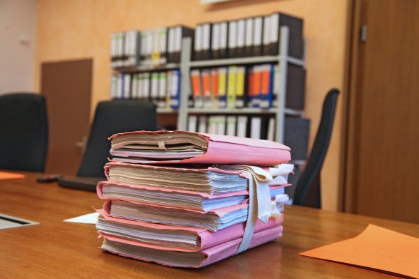Die Akten zum Fall um den selbsternannten Führerscheinkönig sind dick. Droht der Prozess jetzt zu platzen? - © Archivfoto: Vera Gerstendorf-Welle