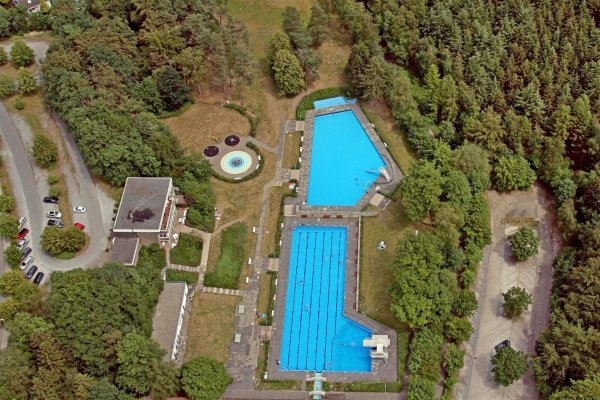 So sieht das Freibad von oben betrachtet aus. Laut Thomas Reimeier, Verwaltungsleiter des Fachbereichs Bauen und Umwelt, war für eine Förderung Voraussetzung, dass die Wasserfläche verringert wird. - © Jörg Czyborra