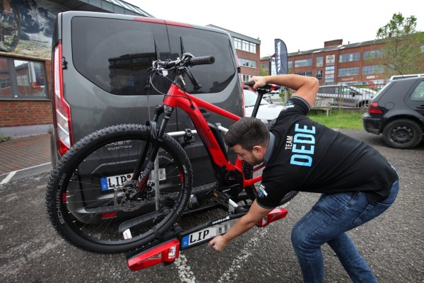 Kompakt, leicht und rasch angebracht: Bünyamin Dede montiert einen Heckfahrradträger. Deutlich unbequemer ist es, Räder auf dem Dach zu befestigen. - © Bernhard Preuß