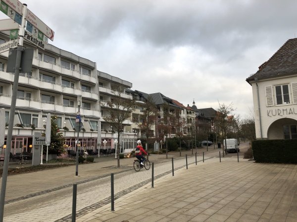 Wie sieht die Zukunft der Parkstraße aus? Darüber gehen die Meinungen in Politik, Verwaltung, Hotellerie und Staatsbad auseinander. Eine entscheidende Rolle bei der Debatte spielen auch künftige Nutzungsmöglichkeiten für das Kurhaus (rechts im Bild). Foto: Thomas Reineke - © Thomas Reineke