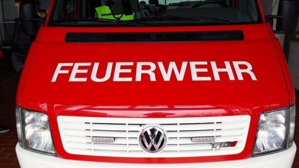 Die Detmolder Feuerwehr musste einen Heckenbrand löschen. - © Symbolbild
