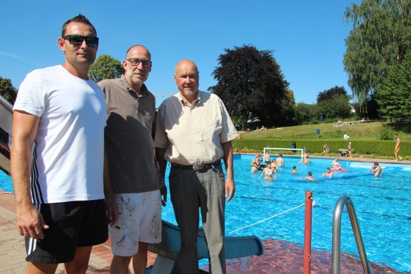 Gemeinsam fürs Freibad: (v.l.) Schwimmeister Marcus Riesmeier sowie Stefan Dubat und Heinrich Korbach vom Freibadverein sind ein eingespieltes Team. - © Yannick Sonntag