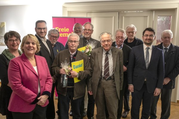 Die Spitze der lippischen Liberalen mit den verdienten Jubilaren: (von links) Sabine Petig, Martina Hannen, Carsten Möller, Michael Schlecht-Helbig, Ernst Helmut Stöbis, Dr. Gerd-Erich Zimmek , Roland Ellermeier, Christian Weyert, Helmut Steinmeister, Hans Martin Hashagen, Christian Sauter und Horst Hilkemeier. - © Torben Gocke