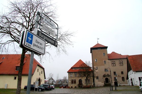 Nur selten sieht man im Polizeibüro in der Burg Horn einen Beamten. Die Dienststelle ist nur sporadisch besetzt. Polizeipräsenz könnte auf die Situation in der Altstadt beruhigend wirken. - © Dieter Asbrock