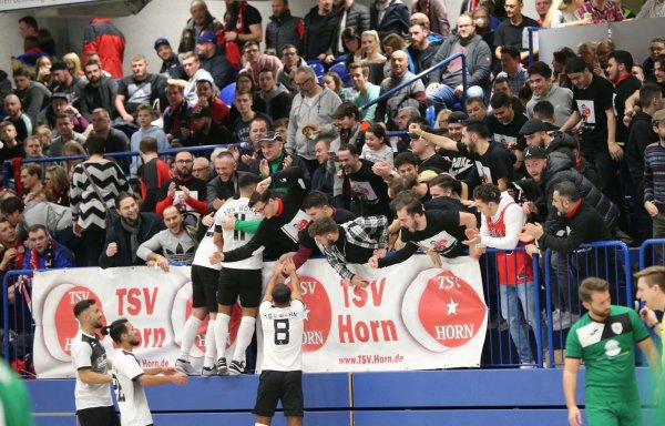 Da kommt Freude auf: Der TSV Horn feiert einen Treffer bei der Endrunde 2019. - © Paul Cohen