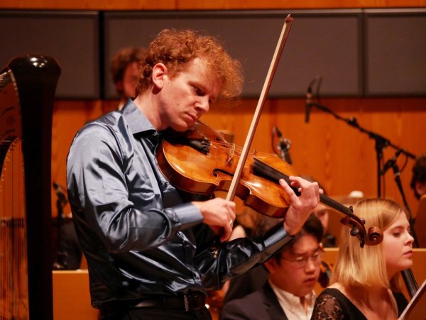 Veit Hertenstein begeistert auf der Viola durch seine brillante Tongebung in nuancierten Klangfarben. Der Bratschist ist seit dem Jahr 2016 Dozent an der Hochschule für Musik. - © Thomas Krügler