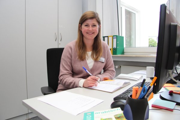 Sarah Lorenzo Anduschus sitzt in ihrem Büro in der Volkshochschule am Standort Bielefelder Straße. Foto: Nadine Uphoff - © Nadine Uphoff