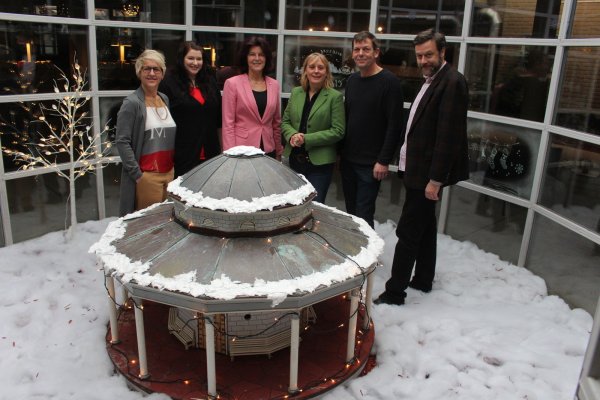 Diana Vorndamme („Bad Meinberg e.V."), Yvonne Pomrehn (Tourist-Information), Claudia Hoffmeister (Volksbank Horn), Ludmilla Gutjahr (GUT), Norbert Hennemann (Weihnachtsbaumverkauf) und Hans Müller-Hisje (von links) freuen sich auf viele Besucher. Foto: Michaela Weiße - © Michaela Weiße