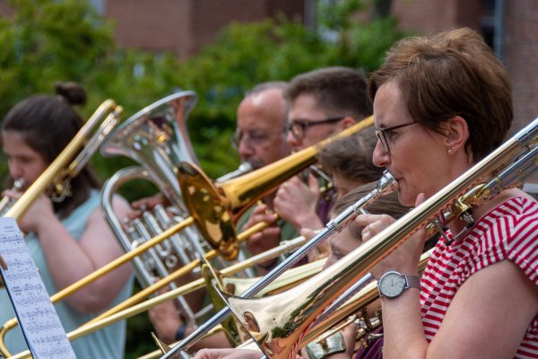 Musikalische Ständchen: Ute Uhlstein (rechts) und ihre Musiker-Kollegen vom Posaunenchor CVJM Pivitsheide spielen beim Mühlenteichfest auf. - © Raphael Bartling