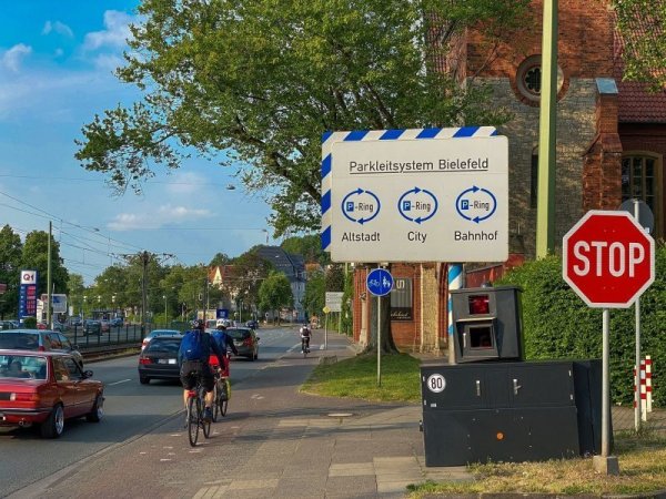Hier auf dem Bild wurde Blitzer "Guntram" noch "korrekt" vor der Martinschule an der Artur-Ladebeck-Straße in Bielefeld abgestellt. An der Sommerstraße Ecke Landheim in Bielefeld Brackwede ist er jetzt weniger gut positioniert. - © Andreas Zobe