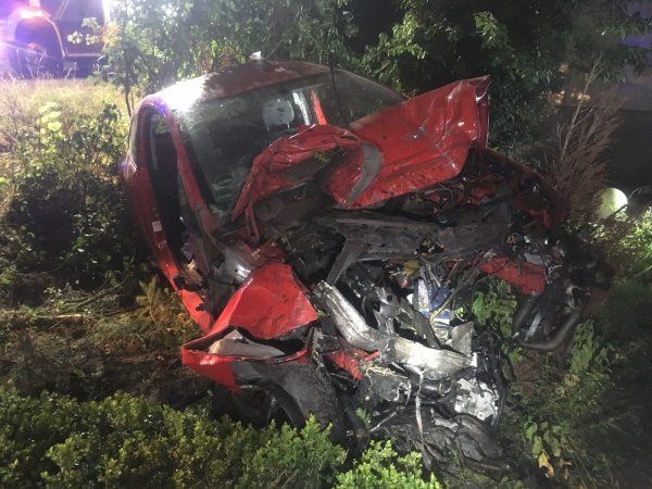 Einsatzkräfte des Löschzuges Lage mussten das Unfallopfer aus dem Autowrack befreien. - © Freiwillige Feuerwehr Lage